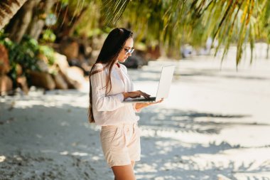 Sahilde kadın serbest meslek