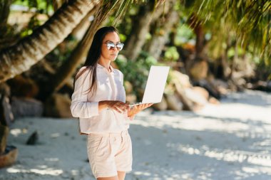 Sahilde kadın serbest meslek