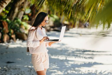 Sahilde kadın serbest meslek