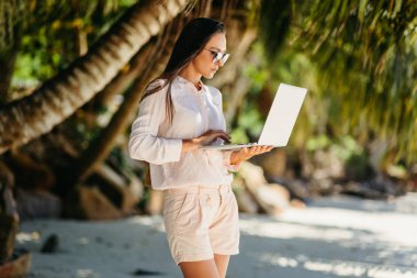 Sahilde kadın serbest meslek