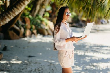 Sahilde kadın serbest meslek