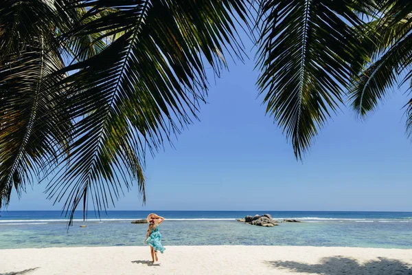 Luksusowa kobieta podróż tropikalna plaża — Zdjęcie stockowe