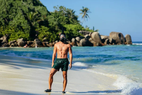 Homem relaxar na praia com snorkeling máscara — Fotografia de Stock