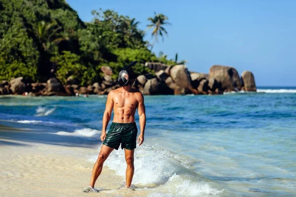 Homem relaxar na praia com snorkeling máscara — Fotografia de Stock