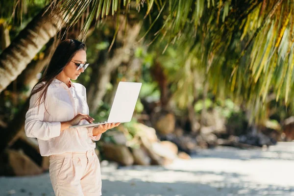 Freelancer mulher na praia — Fotografia de Stock