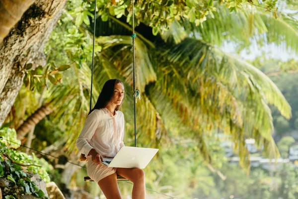 Donna freelance sulla spiaggia — Foto Stock