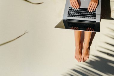 tropik internet üzerinden çalışan kadın