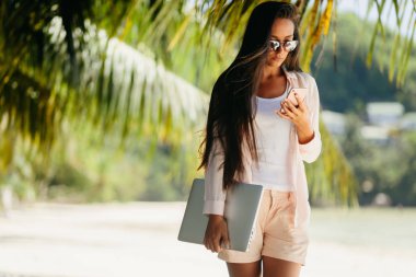 Sahilde uzaktan çalışan kadın