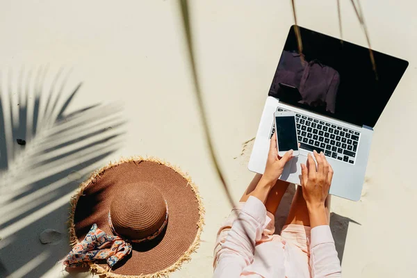 Mujer freelancer trabaja en trópicos — Foto de Stock