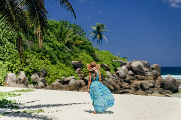 Mujer caminando en la playa en los trópicos — Foto de Stock