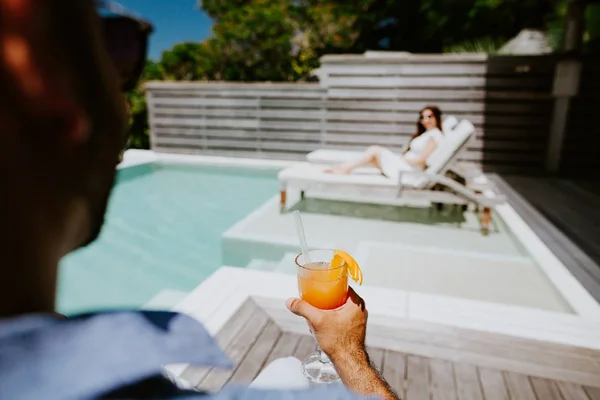 Pasangan santai dan minum koktail di pantai resor — Stok Foto