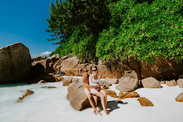 Paar reizen op strand van tropisch eiland — Stockfoto