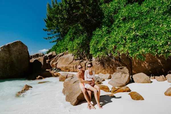 Paar reizen op strand van tropisch eiland — Stockfoto