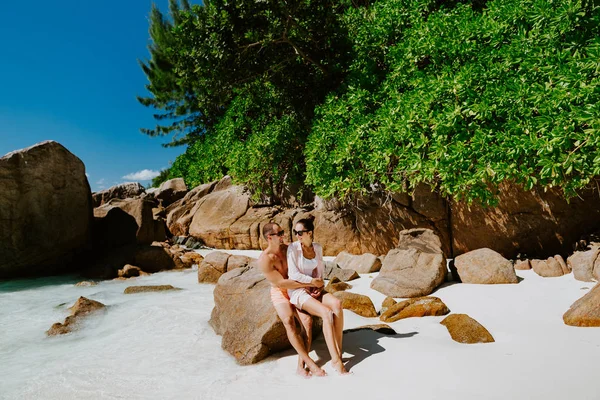 열 대 섬의 해변에서 커플 여행 — 스톡 사진