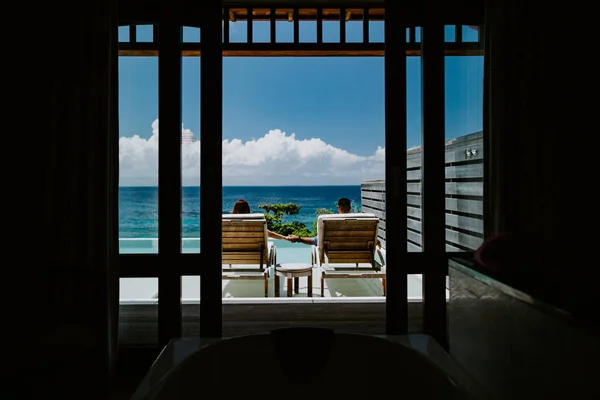 Couple riche se détendre sur la plage hôtel station — Photo