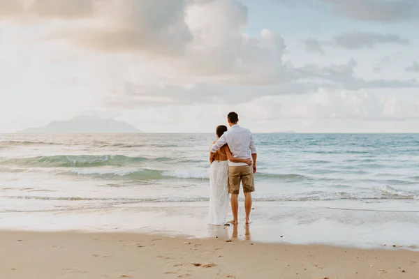 婚礼夫妇在热带地区的海滩上旅行 — 图库照片