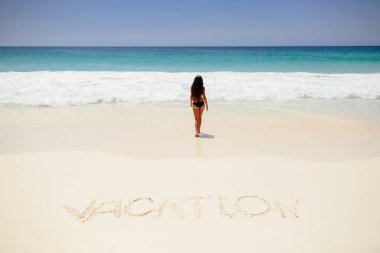 tropik plaj tatilde kadın