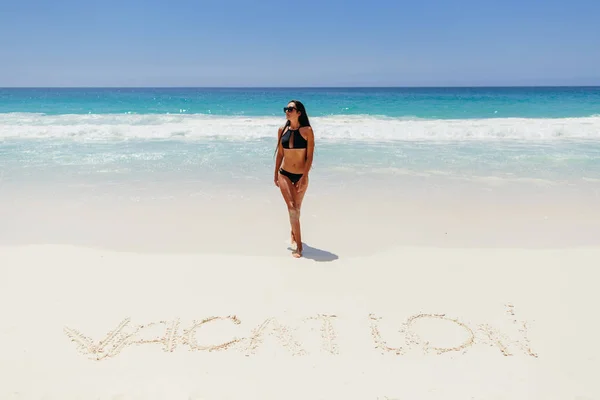 Mulher em férias na praia em trópicos — Fotografia de Stock