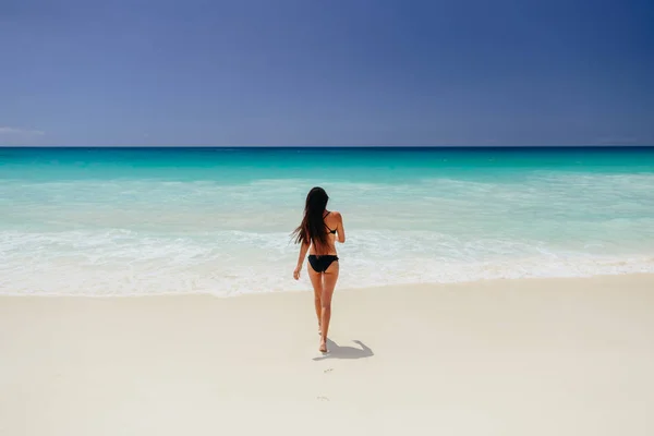 Mulher em férias na praia em trópicos — Fotografia de Stock