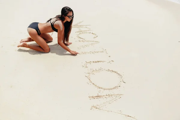 Mulher em férias na praia em trópicos — Fotografia de Stock