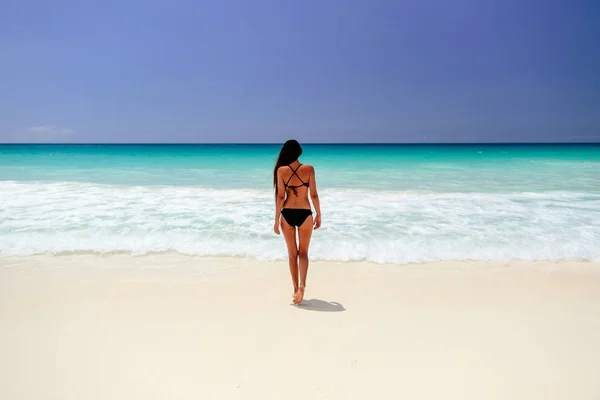 Donna in vacanza al mare in tropici — Foto Stock