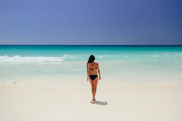 Donna in vacanza al mare in tropici — Foto Stock