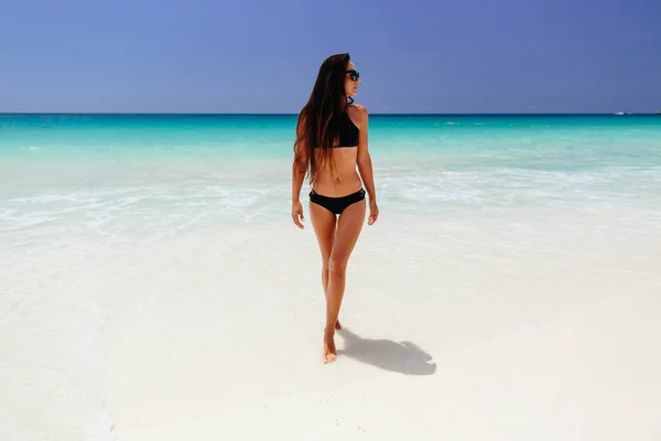 열대 에서 해변 휴가에 여자 — 스톡 사진