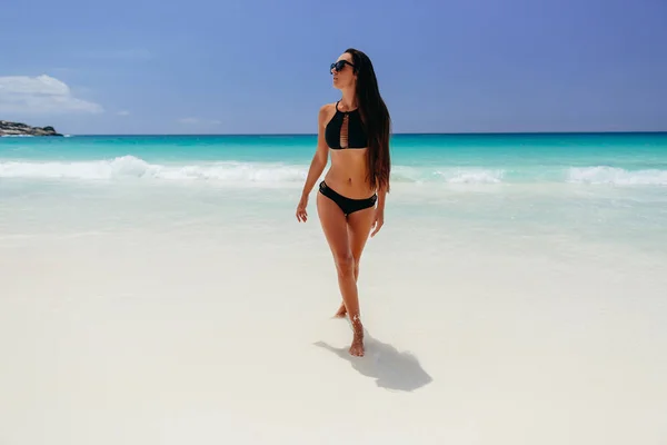 Femme en vacances à la plage dans les tropiques — Photo