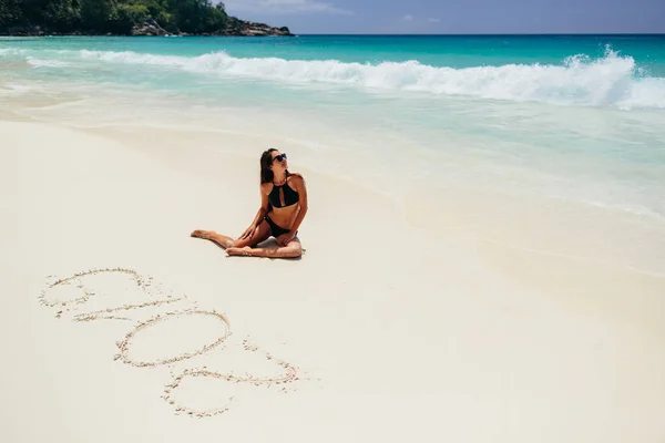 Donna relax sulla spiaggia 2019 segno — Foto Stock