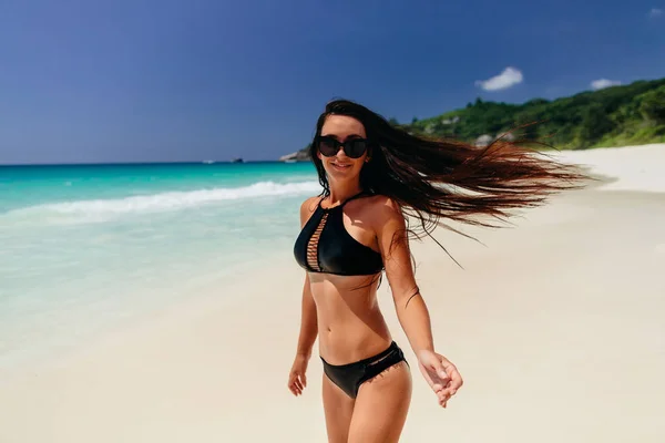 Femme heureuse se détendre sur la plage de l'île tropicale — Photo