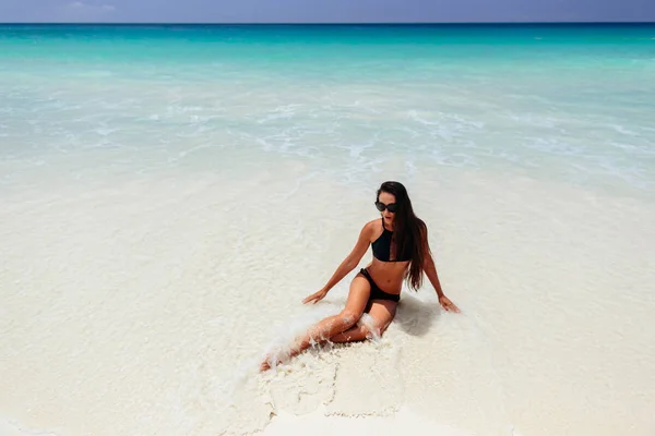 Mujer relajarse vacaciones en la playa —  Fotos de Stock
