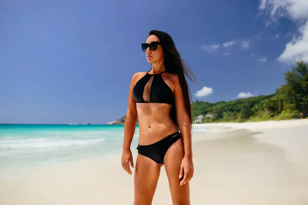 Femme de luxe se détendre sur la plage de l'île tropicale — Photo