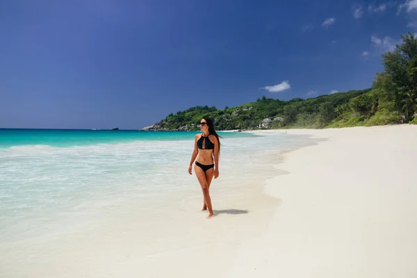 Donna rilassarsi sulla spiaggia dell'isola tropicale — Foto Stock