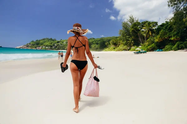 Mulher andar na praia em trópicos — Fotografia de Stock