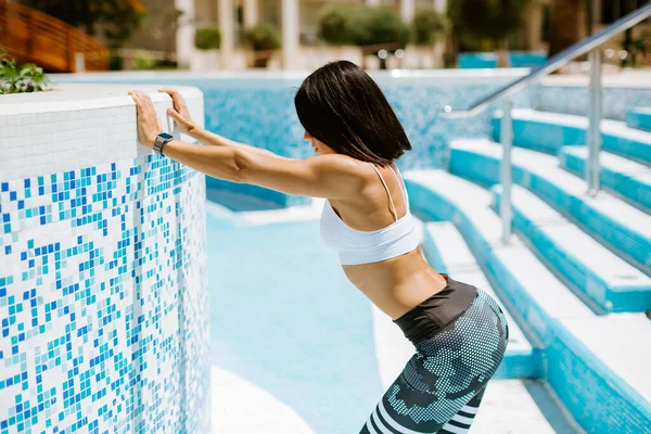 Sexy Atletische Vrouw Stretching Oefeningen Het Dragen Van Fitness Horloge — Stockfoto