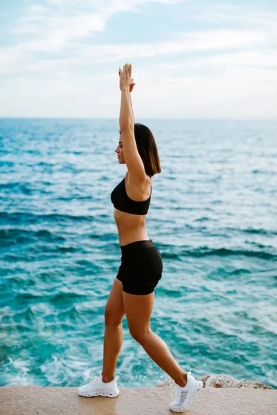 Сексуальная Спортивная Женщина Растягивает Упражнения Открытом Воздухе Видом Море Привлекательная — стоковое фото