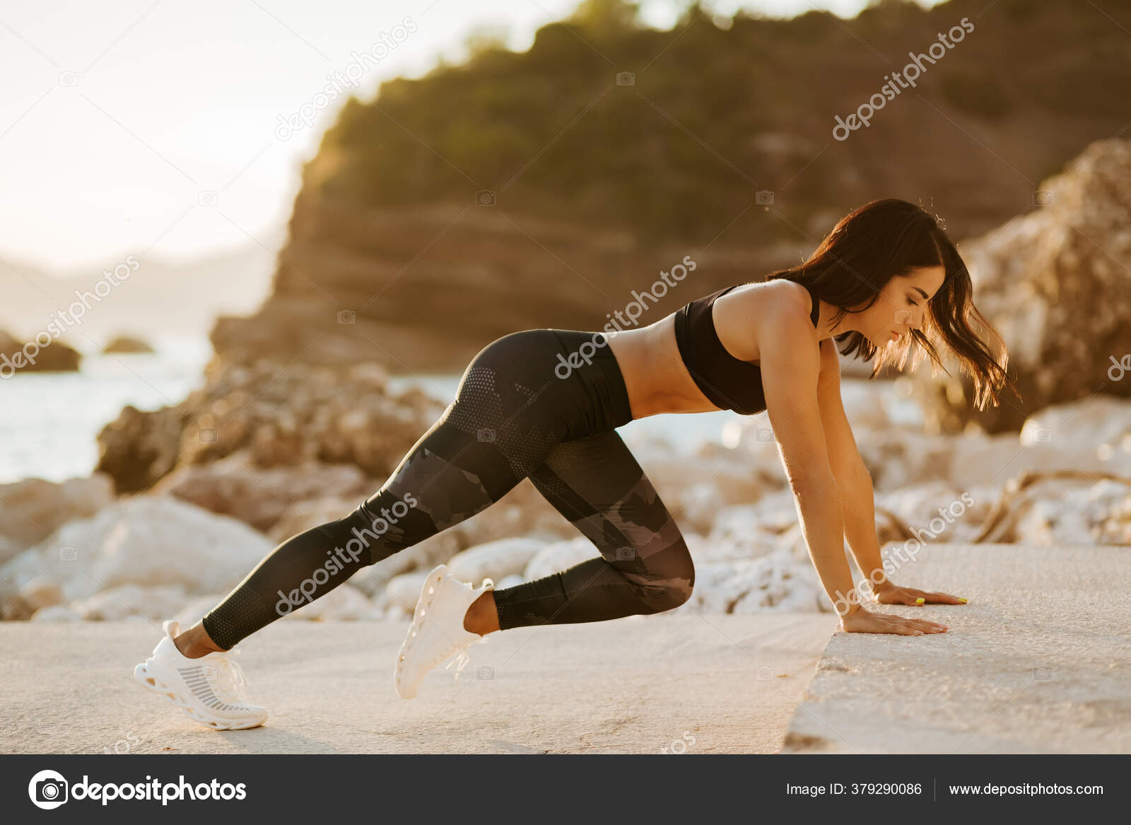 Sexy Fitness Mujer En Ropa Deportiva Estiramiento Al Aire Libre Foto de  archivo - Imagen de milenario, muchacha: 215290858