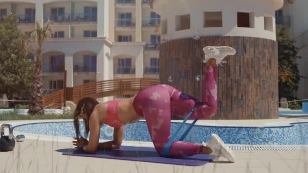 运动健美的女人在室外锻炼 — 图库视频影像