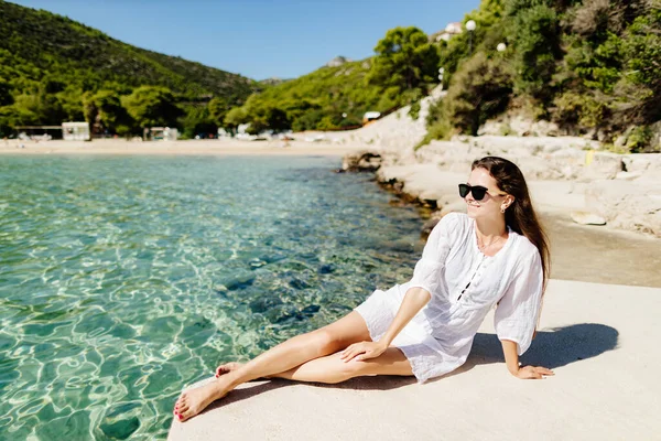 Wanita bahagia santai di pantai liburan musim panas — Stok Foto
