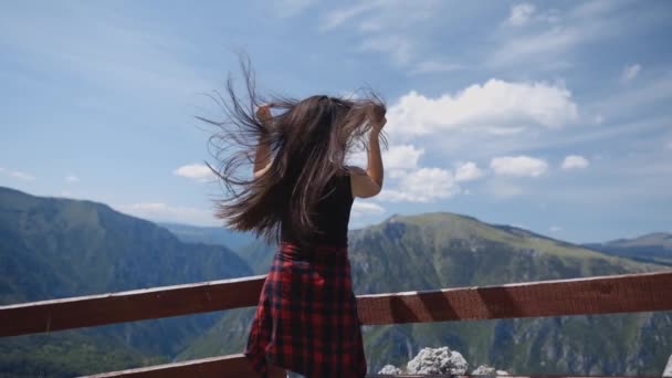 Vento no cabelo mulher viajar campo — Vídeo de Stock