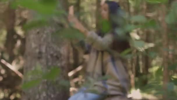 Žena nahrávání vlog video na telefonu venku v lese — Stock video