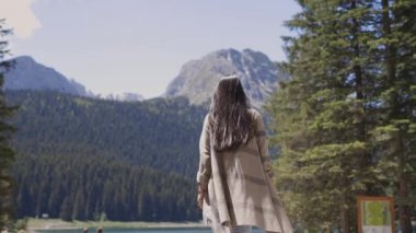 Ormanda yürüyen güzel bir kadın