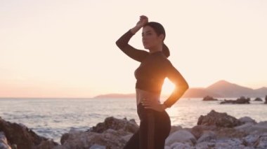 Gün batımında kumsalda poz veren...