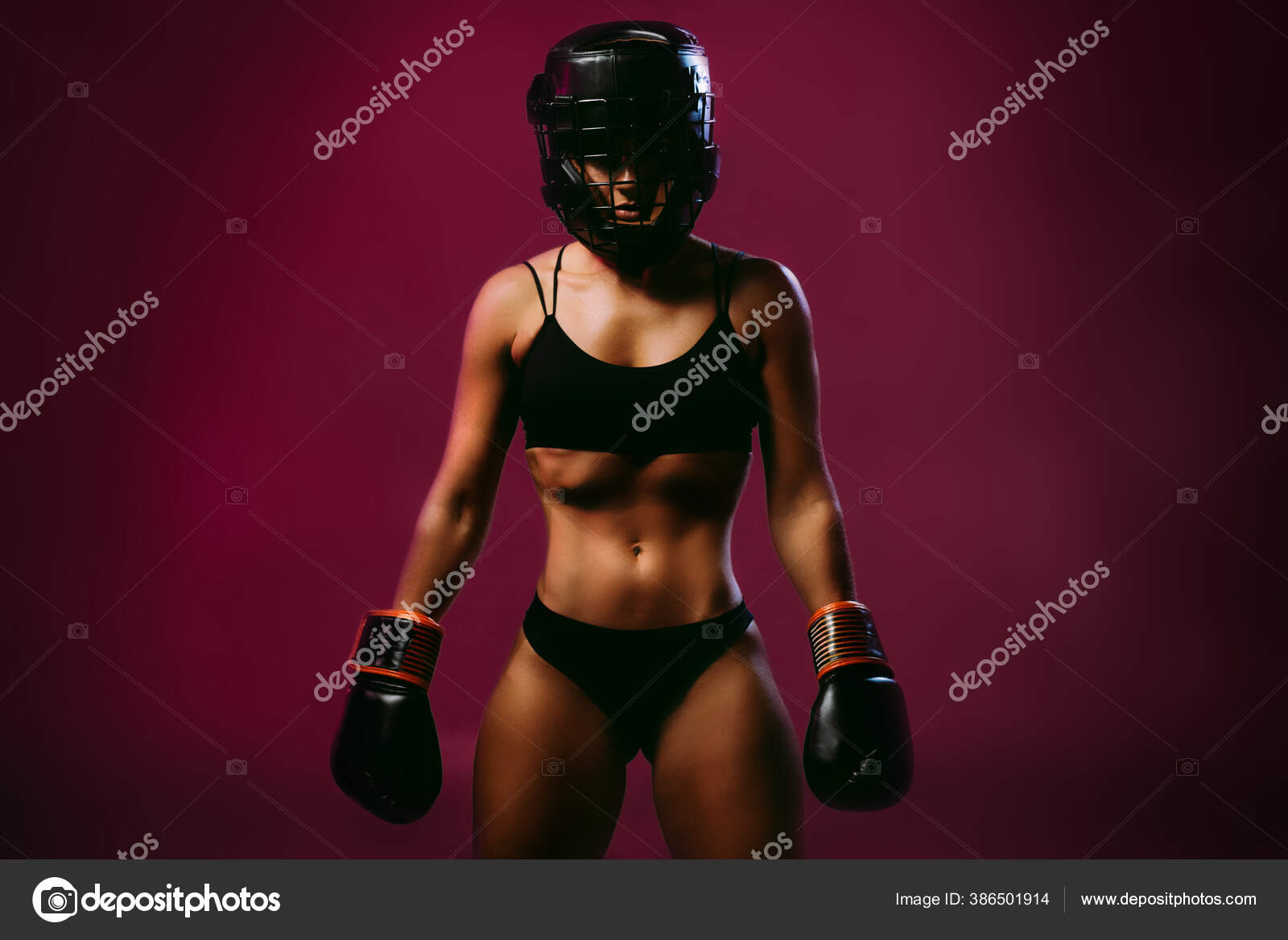 Mujer sexy luchadora en guantes de boxeo fotografía de stock