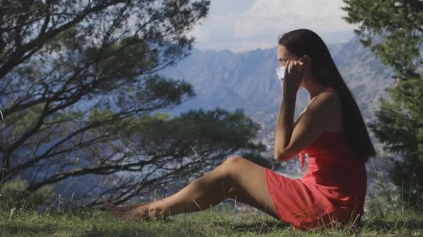 Femme décoller masque médical et respirer de l'air dans les montagnes à l'extérieur — Video