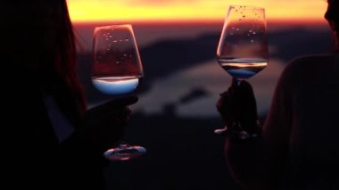 Kadın şarabı, gün batımında içmek dağlarla ve deniz manzaralı.