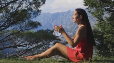 Güzel kadın tıbbi maskesini çıkarıp dağlarda hava soluyor.