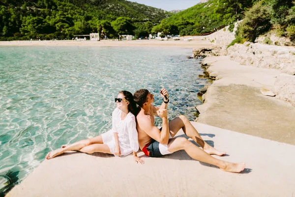 Feliz joven pareja relajarse en la playa —  Fotos de Stock