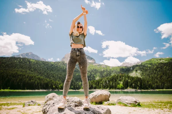 Dağlarda poz veren çekici kadın — Stok fotoğraf