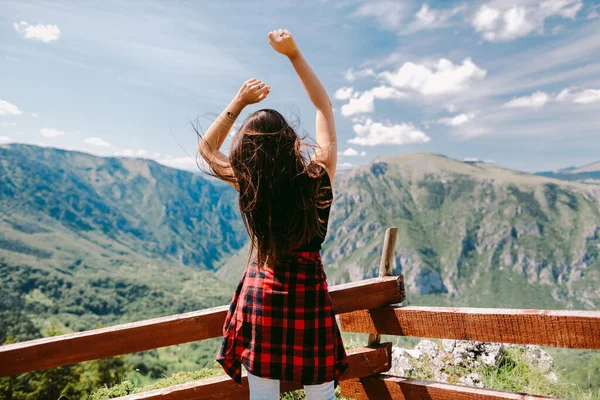 Вітер у волоссі жінка подорожує гірським пейзажем — стокове фото